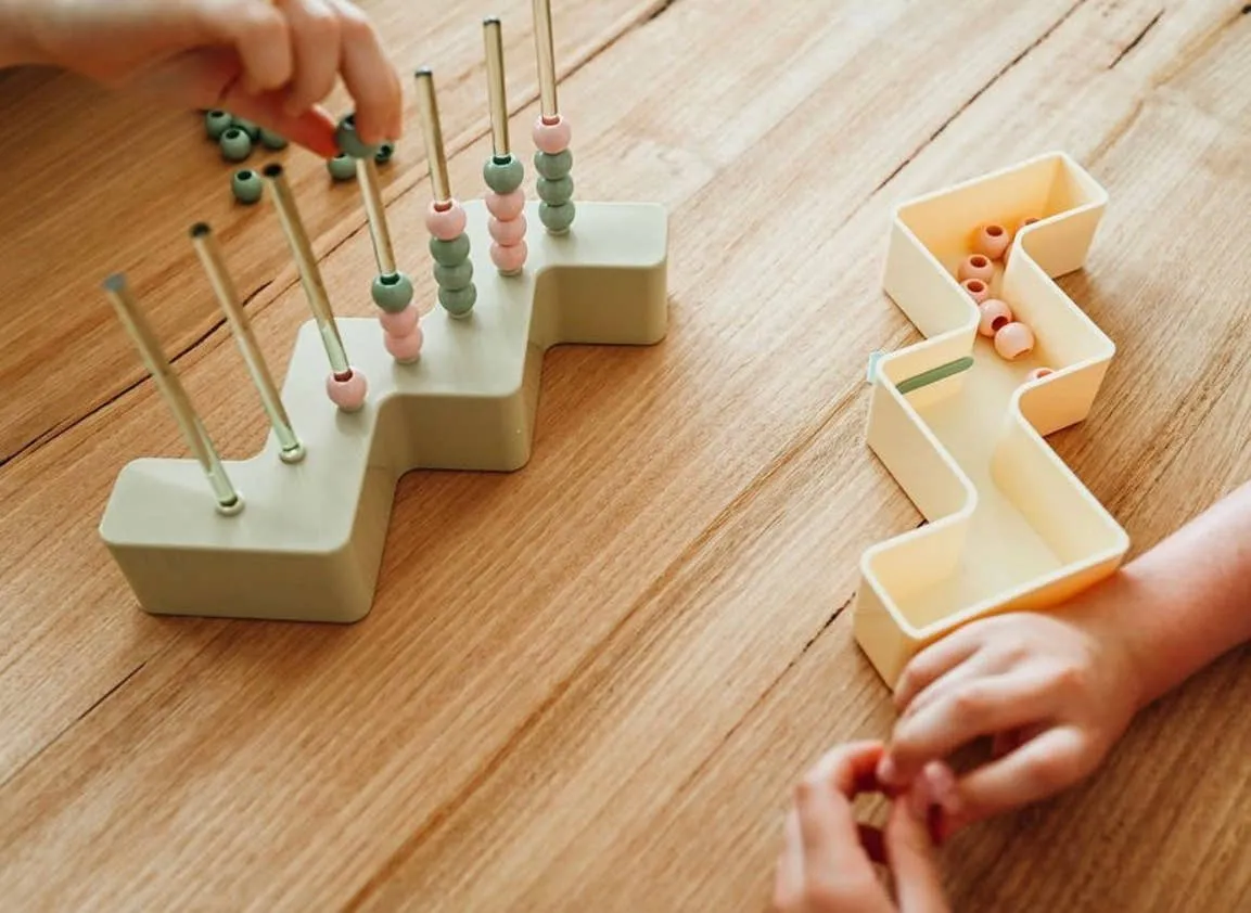Zig-zag 4-in-a Row Game